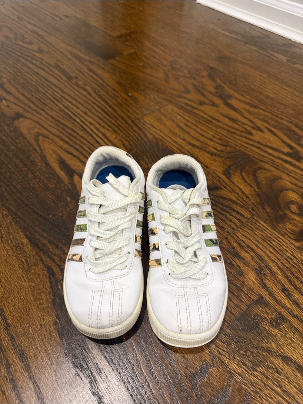 K-Swiss White Kids Sneakers with Multicolor Stripe Accents